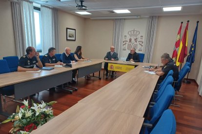 Imagen de la reunión en la Subdelegación del Gobierno.