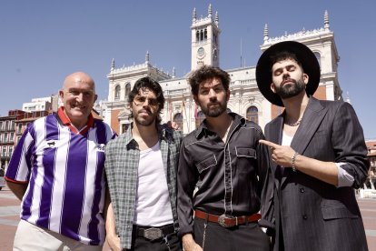 El alcalde de Valladolid, Jesús Julio Carnero, mantiene un encuentro con los integrantes del grupo musical Siloé, pregoneros de la Feria y Fiestas de la Virgen de San Lorenzo 2026.