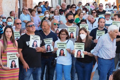 Archivo - Varias personas con fotos de Esther López durante una concentración ciudadana en su recuerdo, a 13 de mayo de 2022, en Traspinedo, Valladolid. Foto archivo.