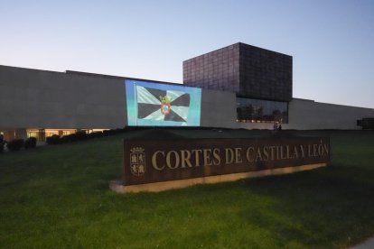 La bandera de Ceuta proyectada en la fachada de las Cortes.