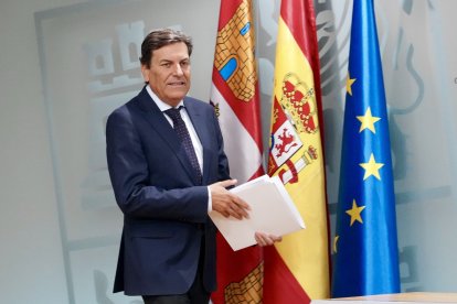 El consejero de Economía y Hacienda y portavoz, Carlos Fernández Carriedo, comparece en rueda de prensa posterior al Consejo de Gobierno.