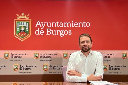 El portavoz municipal socialista, Josué Temiño, en la sala de prensa del Ayuntamiento de Burgos.