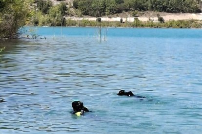 Miembros del GEAS, en el embalse de Tórtoles de Esgueva.
