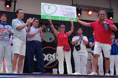 Entrega del cheque a la asociacion contra el cáncer
