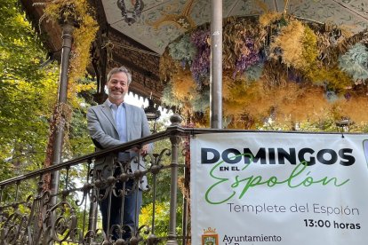 Barriada en el templete donde ha ofrecido una rueda de prensa.