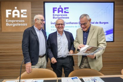 Javier Herrán, Nacho San Millán e Íñigo Llarena, en la sede de FAE Burgos.