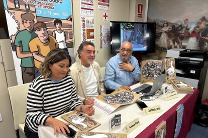 Carlos de la Villa junto a los concejales José Antonio Fuertes y Amaya Sanz