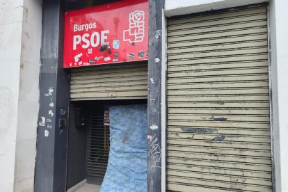 Nueva acción vandálica contra la sede del PSOE en Burgos.
