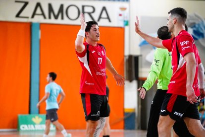 Jaime Fernández, capitán del UBU San Pablo, junto a Jaime González durante un partido de pretemporada disputado en Zamora.