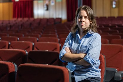 María Burgos, directora de la Escuela Municipal de Teatro de Burgos, posa en el patio de butacas del Teatro Clunia.