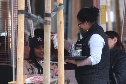 Archivo - Camarero atendiendo clientes en una terraza, a 19 de diciembre de 2025, en Madrid (España). Randstad prevé que la campaña de Navidad generará en España 452.950 nuevas contrataciones, un 4,7% más que la campaña del año pasado, cuando se firmaron.