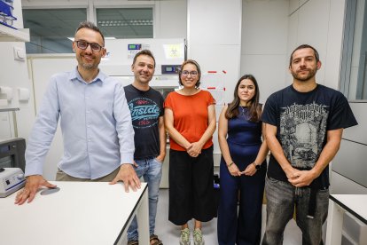 A la izquierda, Carlos Rumbo Lorenzo, junto a miembros del equipo de investigación.