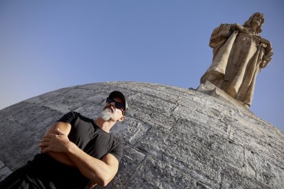 El escritor vallisoletano César Pérez Gellida en la torre de la Catedral de Valladolid, donde ha presentado su nueva novela, 'La piel de una gota', publicada con la editorial Destino.
