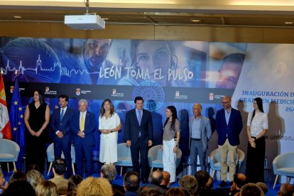 El presidente de la Junta, Alfonso Fernández-Mañueco (centro), en el acto inaugural del Grado de Medicina en la Universidad de León. (ULE).