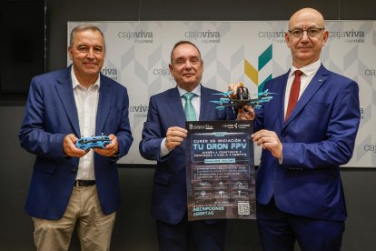 El director provincial de Educación, José Antonio Antón, el director general de Cajaviva Caja Rural, Ramón Sobremonte, y el rector de la UBU, José Miguel García, presentaron el curso de drones.