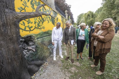 La alcaldesa Cristina Ayala junto al Delegado de la Junta en Burgos, Roberto Saiz, durante la visita al taller de empleo de pintura y decoración.