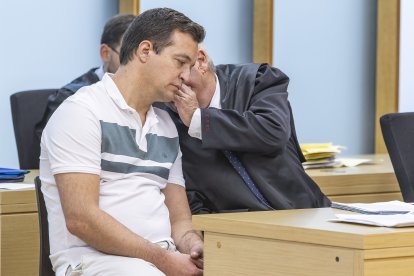 Javier Lázaro Hernando, junto a su abogado, en el juicio por el asesinato de su suegro.