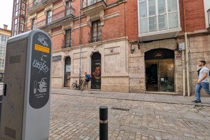 El salón de belleza Zibá, en la calle San Juan, se ubica frente a una cámara de detección de matrículas.