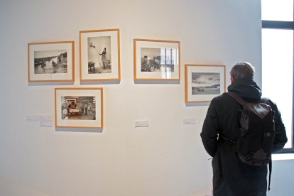 La concejala de Acción y Promoción Cultural, Elena Aguado, con el  comisario de la muestra, Chema Conesa, inaugura la exposición de Carlos Saura ‘Una vida tras la cámara’.