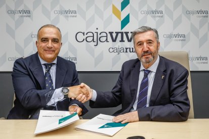 Rafael González y Tomás Fisac sellan el acuerdo.