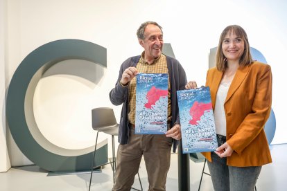 Emilio Navarro, director de la Bienal Burgos, y Beatriz Rodríguez, responsable del Área de Cultura de la Fundación Caja de Burgos, presentaron el contenido de la cita en el CAB.