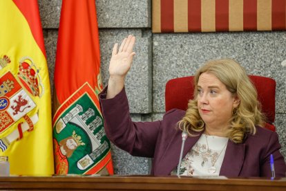 Cristina Ayala, alcaldesa de Burgos, en una de las votaciones del Pleno.