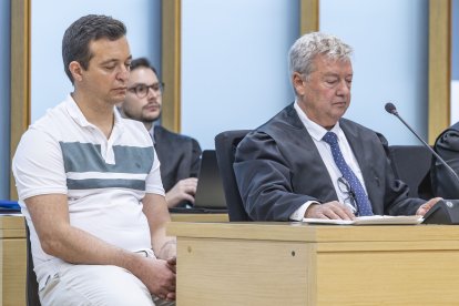 Javier Lázaro Hernando, junto a su abogado, Ramiro Canivell, en la Audiencia Provincial.