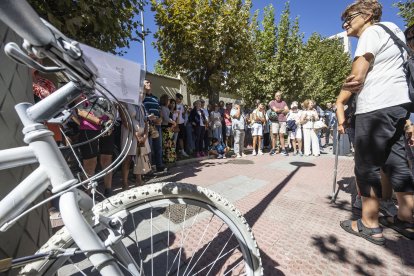 Una bicicleta blanca para recordar a Josemi en el lugar donde perdió la vida.