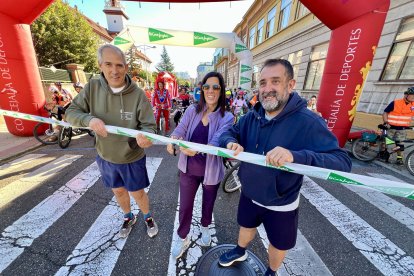 El teniente de alcalde de León, Vicente Canuria, asiste a la salida de la marcha cicloturista organizada con motivo del Día de la Bici.