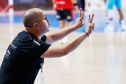Gordo, dando instrucciones desde el banquillo a la cancha. El técnico del conjunto cidiano pide tiempo para terminar de acoplar la plantilla.