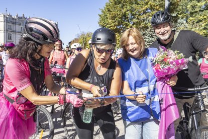 El corte de la cinta que simbolizó el inicio de la Bicicletada Solidaria de Adacebur.