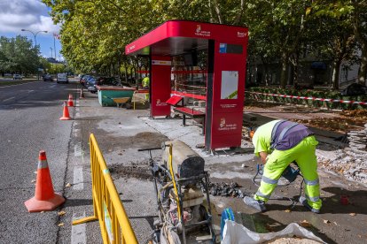 Obras de instalación de una de las cinco marquesinas inteligentes.