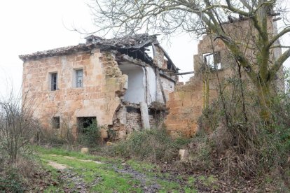 Edificio en ruinas en un pueblo de la provincia burgalesa.