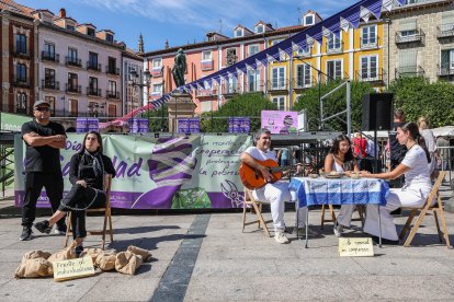Imagen de las actividades realizadas por las ongs de cooperación al desarrollo de Burgos en la Plaza Mayor.