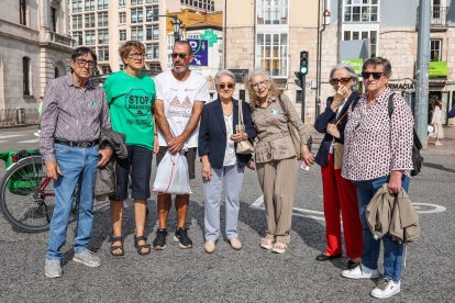 En la imagen alguno de los inquilinos de Calzadas, Segovia y Avenida Cantabria que han recibido cartas de desahucio de Altexa, el nuevo propietario del inmueble.