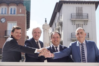 El presidente Castilla y León, Alfonso Fernández Mañueco, junto a los presidentes de Aragón, Azcón, y de la Comunidad Valenciana, Pérez Llorca, y al consejero de Fomento de Cantabria,Media.