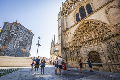 Varios turistas hacen fotos en los alrededodes de la Catedral.