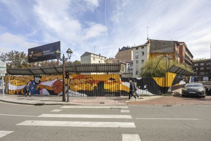 Solar de Plaza Vega en el que se anuncia la próxima comercialización de viviendas.