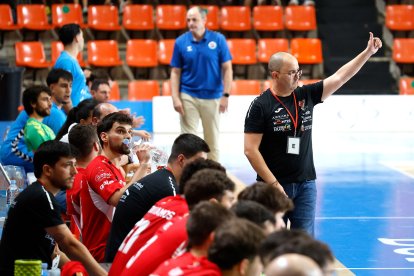 El técnico, Dani Gordo, durante el partido contra Santander.
