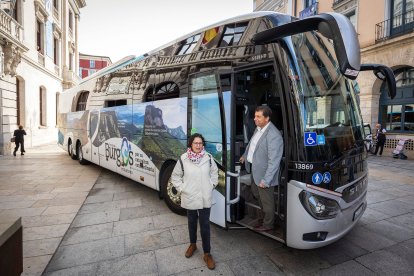 Imagen de uno de los seis autobuses serigrafiados.