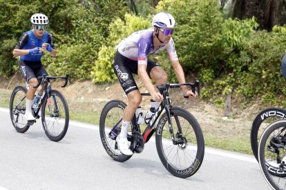 Aparicio rueda en la escapada de siete ciclistas.