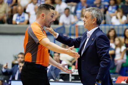 Fisac habla con el árbitro durante el partido contra Baskonia.