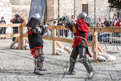 Instante de una demostración de combate medieval.