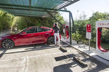 Una conductora recarga la batería de su Tesla Model S en el supercargador instalado en el Hotel Landa