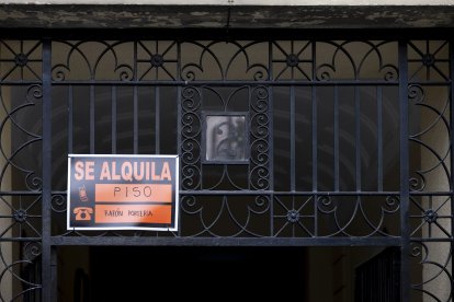 Archivo - Un cartel de un piso en alquiler.
