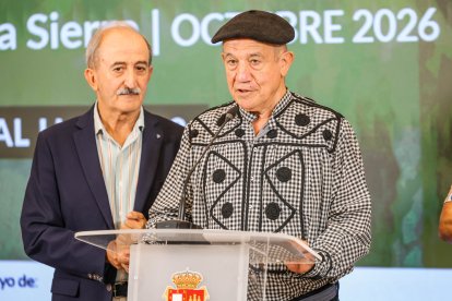 Antonio Martín Chicote, presidente de la Cabaña Real de Carreteros, junto al diputado provincial Ramiro Ibáñez (izquierda).