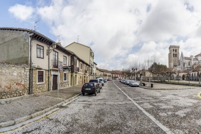 La calle Alfonso VIII, en el barrio de Huelgas, será objeto de una intervención para arreglar los baches.
