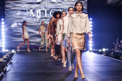 Instante del desfile de Melot Atelier.