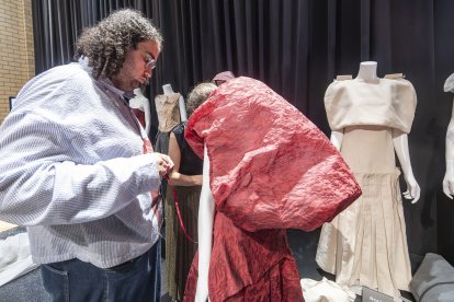 Uno de los jóvenes diseñadores prepara su propuesta.