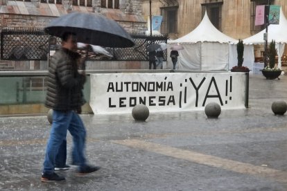Imagen reciente en el centro de la capital leonesa de una pancarta en la que se reclama la autonomía leonesa.